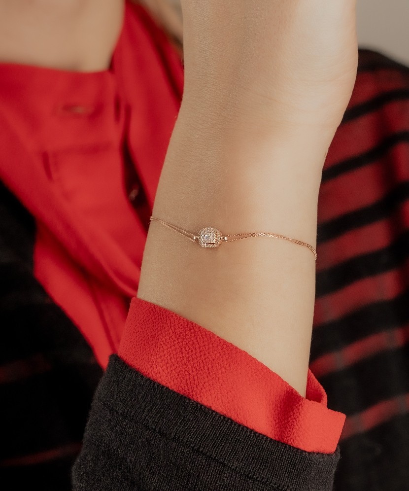 Gold bracelet with diamonds