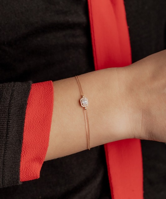 Gold bracelet with diamonds