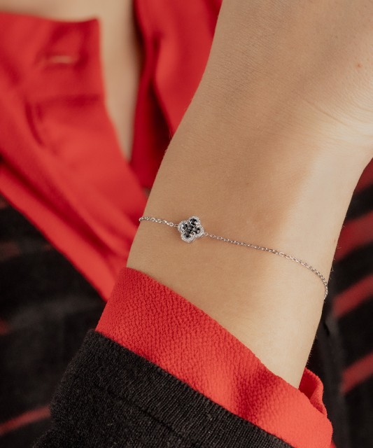 White gold bracelet with diamonds and London topaz