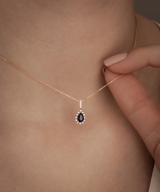 Kultaketju safiiri- ja timanttiriipuksella