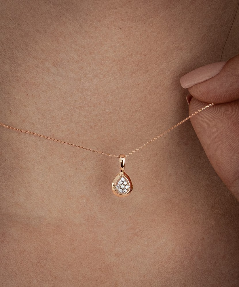 Gold chain with diamond pendant