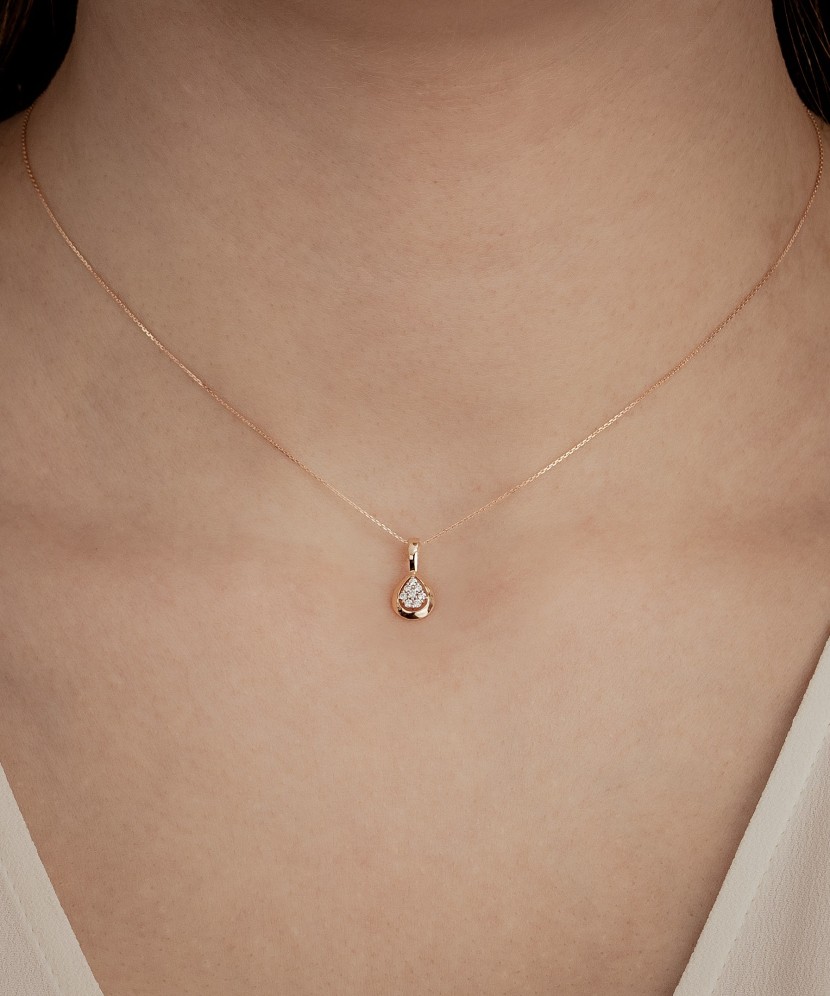 Gold chain with diamond pendant