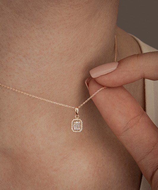 Gold chain with diamond pendant