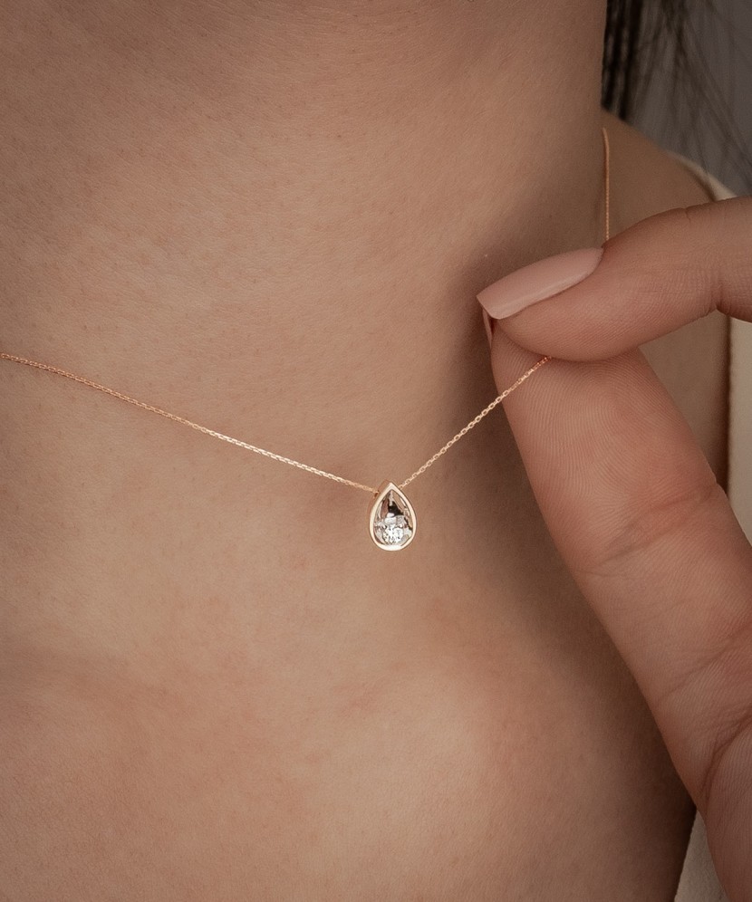 Gold chain with diamond pendant