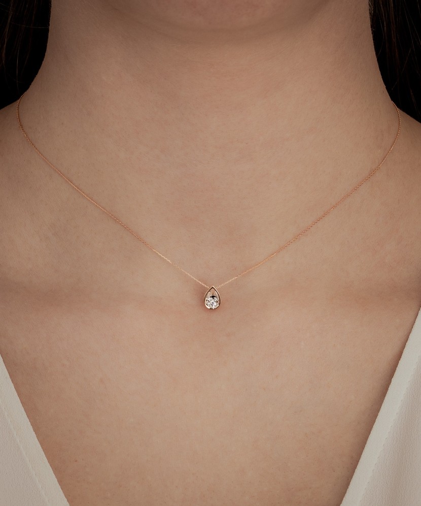 Kultainen kaulakoru timanttiriipuksella