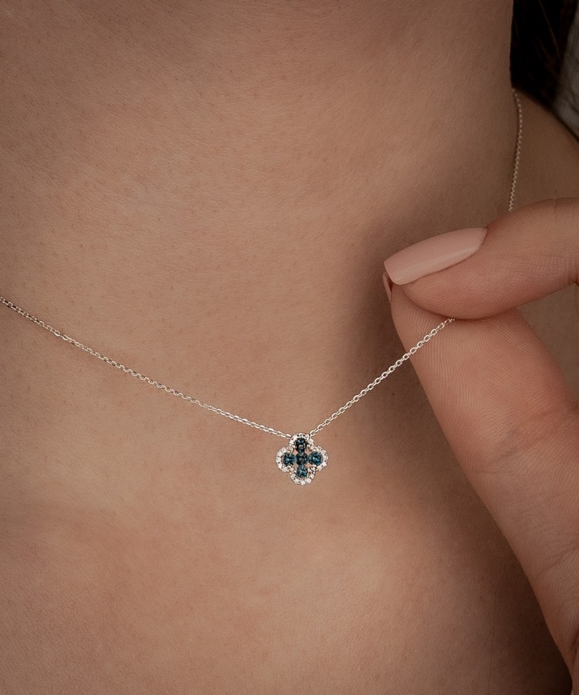 Valkokultaketju Lontoon topaasien ja timanttien kanssa