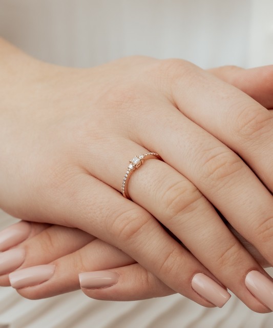 Gold ring with diamonds