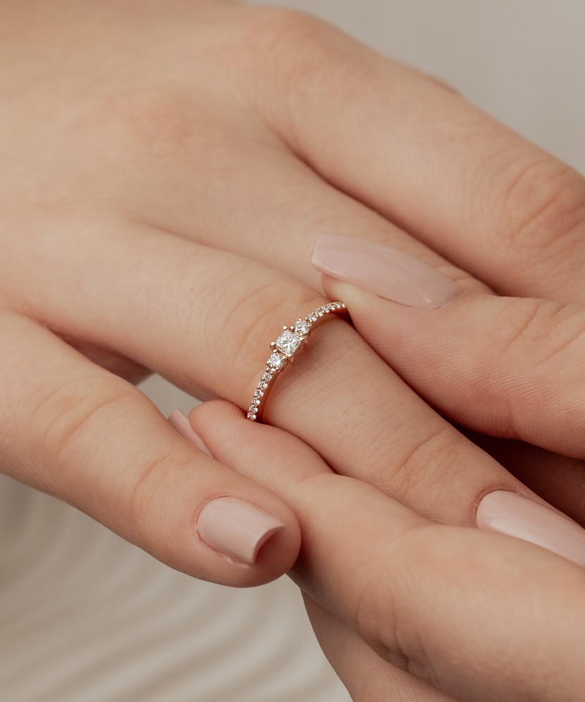 Kultasormus timanteilla