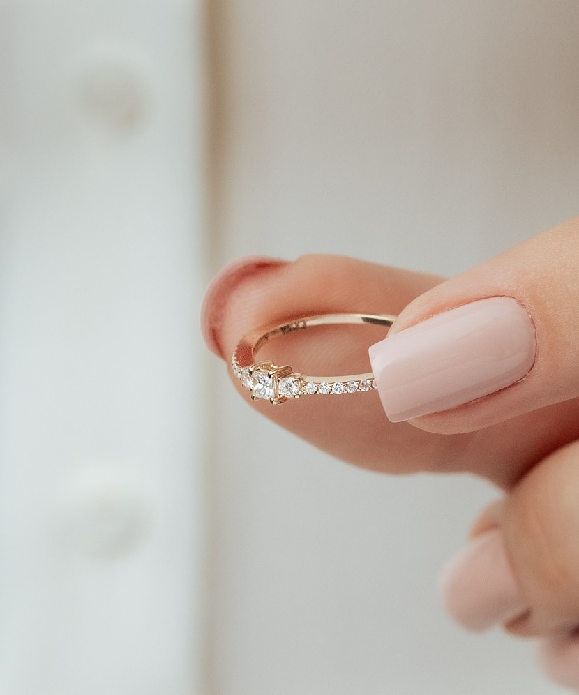 Kultasormus timanteilla