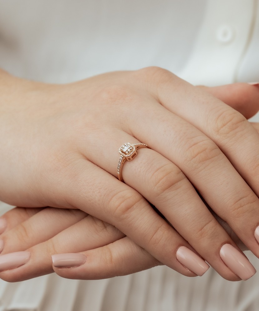 Kultasormus timanteilla