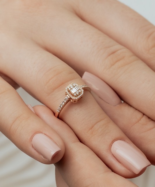 Gold ring with diamonds