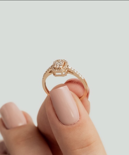 Gold ring with diamonds