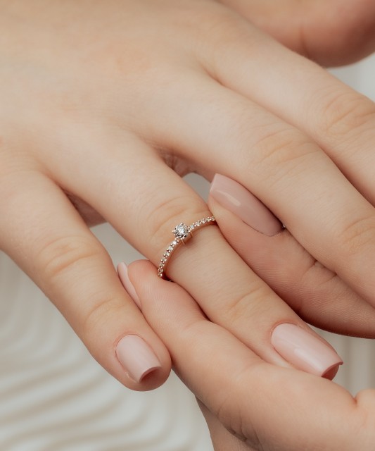 Gold ring with diamonds