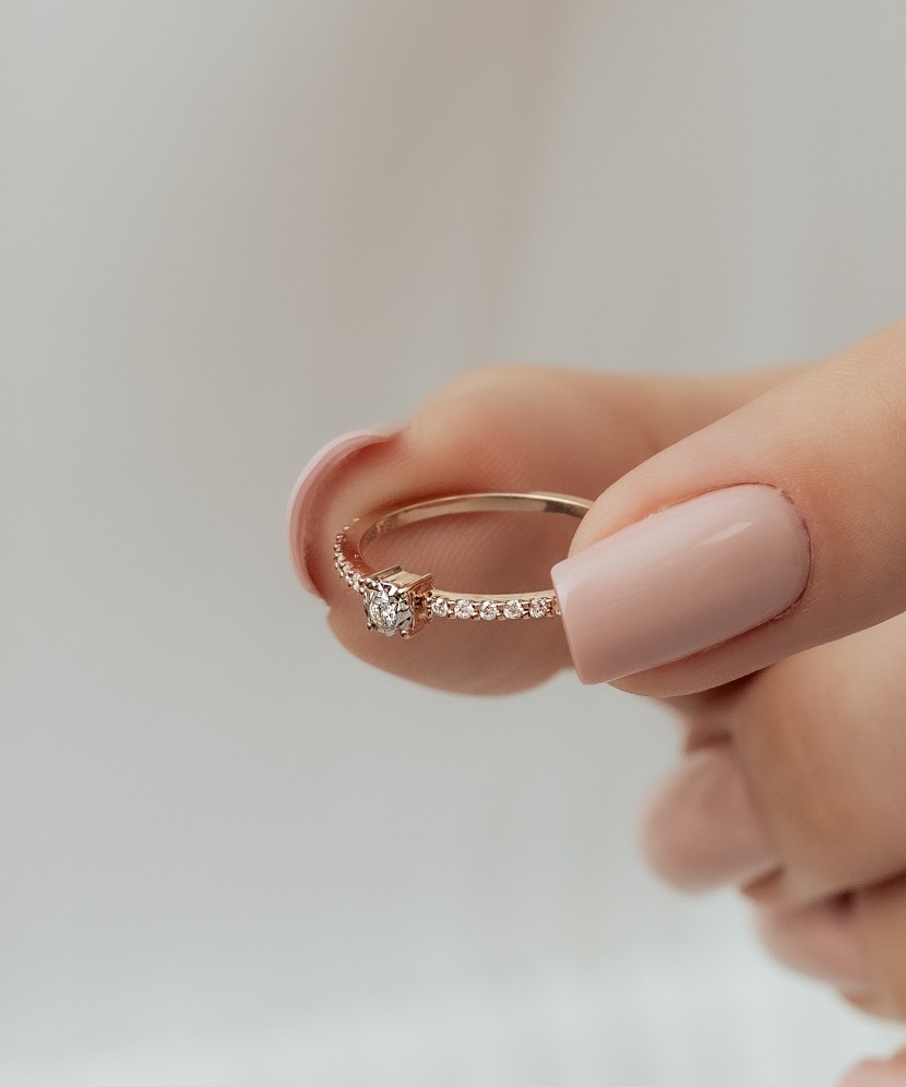 Kultasormus timanteilla