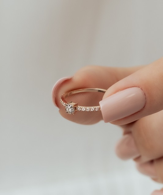 Gold ring with diamonds