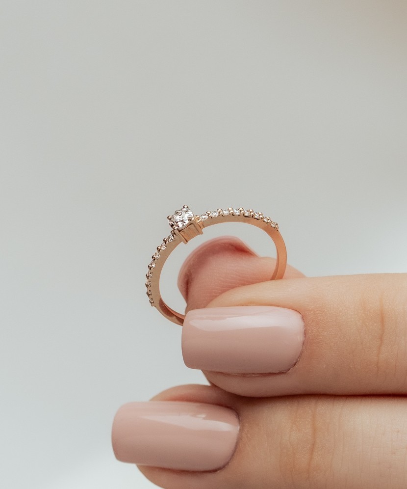 Gold ring with diamonds