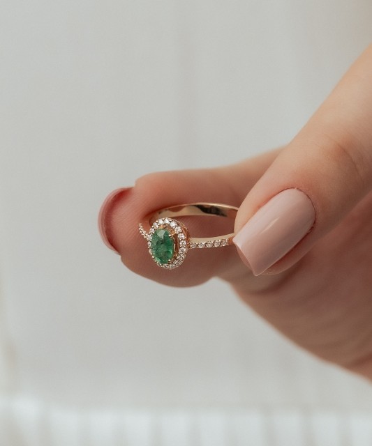 Gold ring with emerald and diamonds
