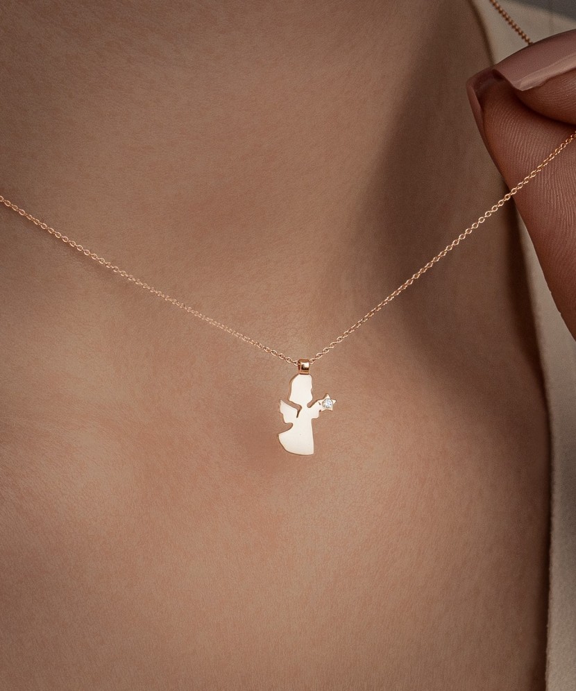 Gold chain with diamond pendant