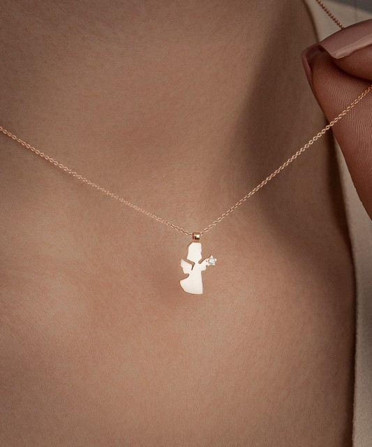 Gold chain with diamond pendant