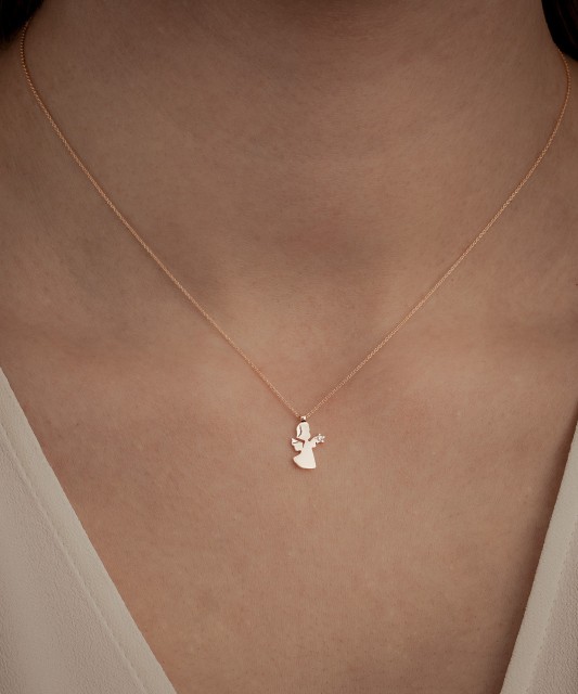 Gold chain with diamond pendant