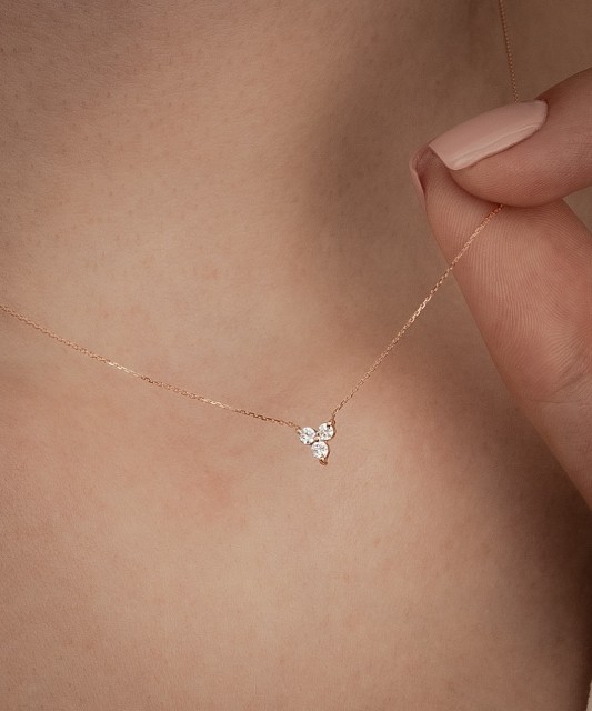 Gold chain with diamond pendant