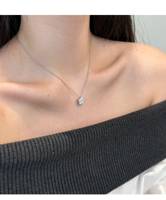 Hopeinen ketju zirkoniriipuksella