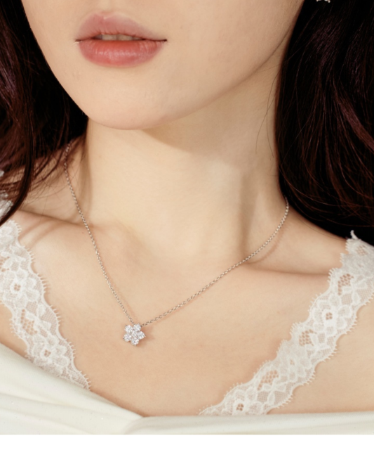 Sterling silver chain with zirconium pendant