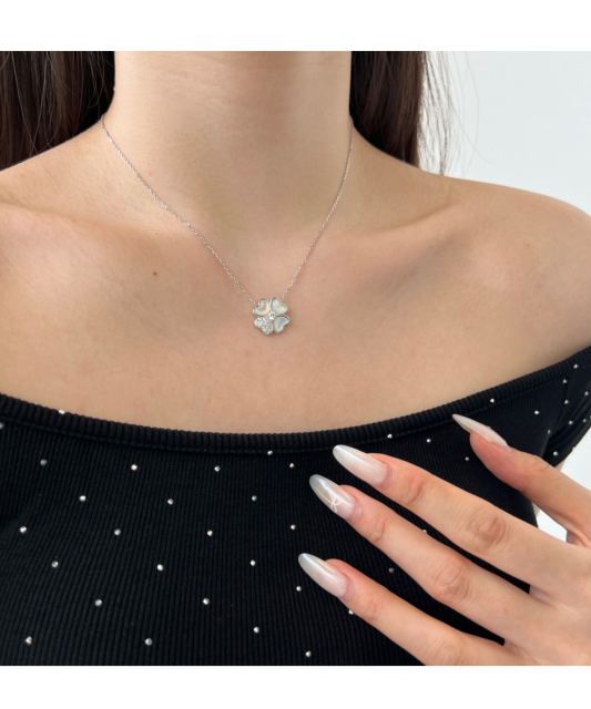 Sterling silver chain with zirconium pendant