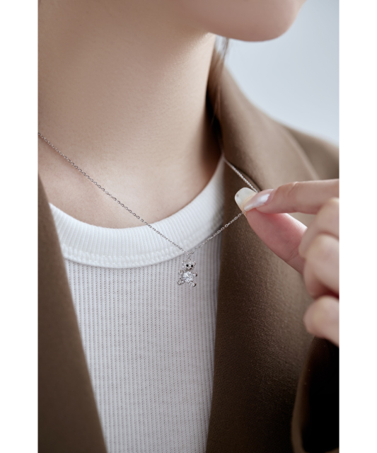 Sterling silver chain with zirconium pendant