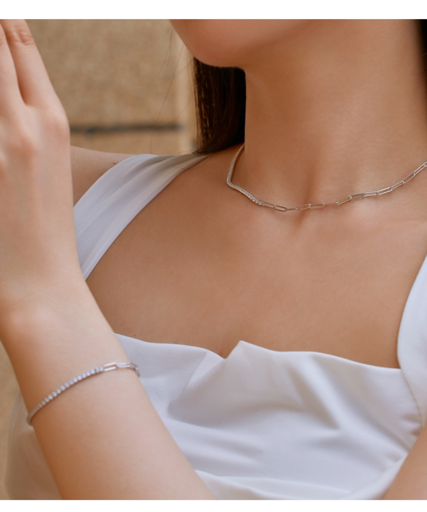 Sterling silver chain with zirconium pendant