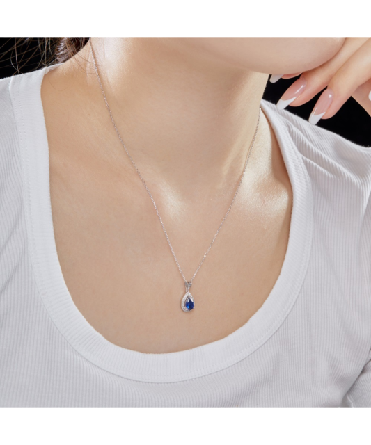 Hopeinen ketju zirkoniriipuksella