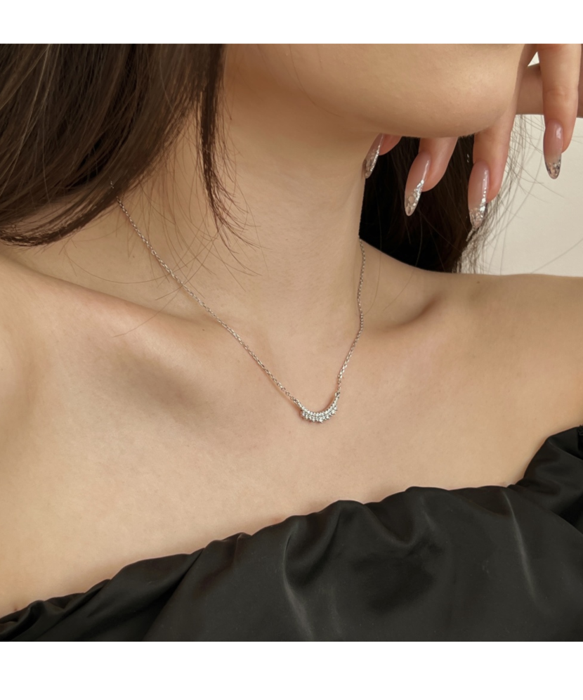 Hopeinen ketju zirkoniriipuksella