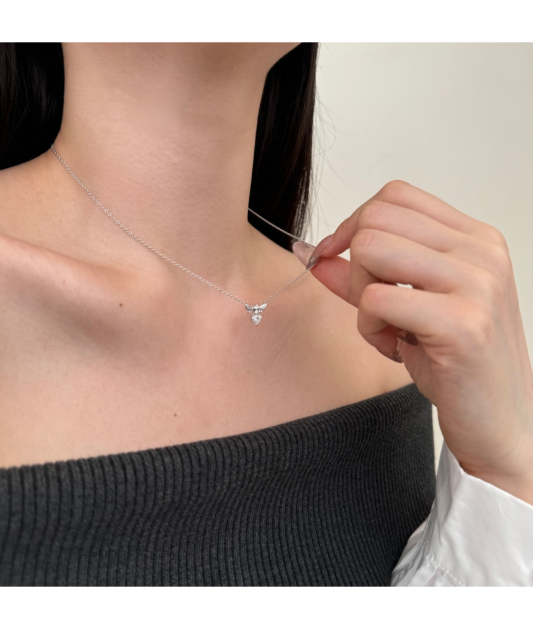 Hopeinen ketju zirkoniriipuksella