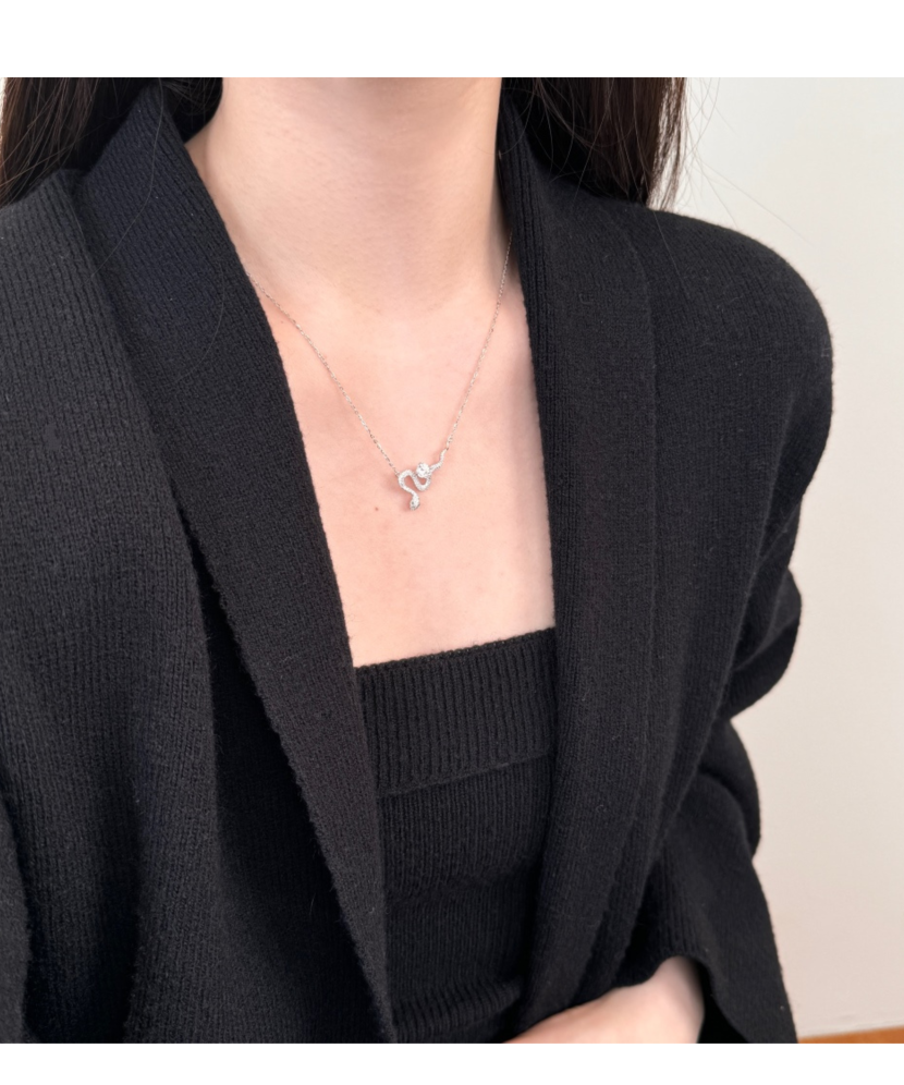 Sterling silver chain with zirconium pendant