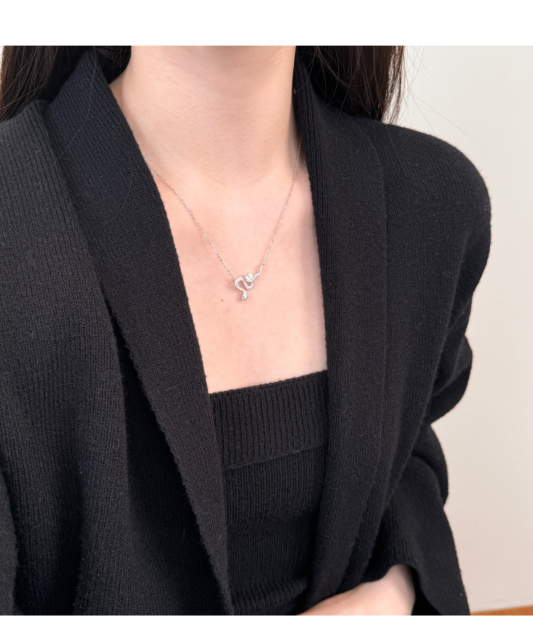 Sterling silver chain with zirconium pendant