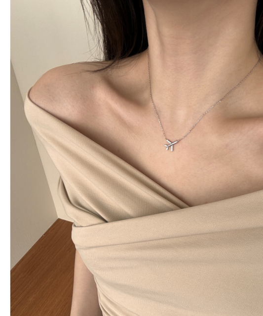 Hopeinen ketju zirkoniriipuksella