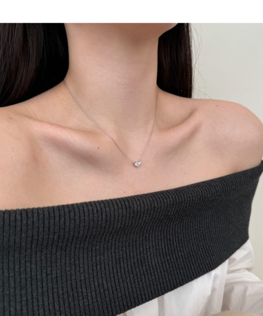 Sterling silver chain with zirconium pendant