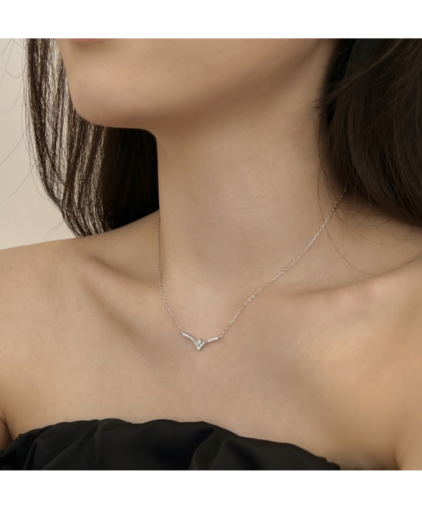 Sterling silver chain with zirconium pendant