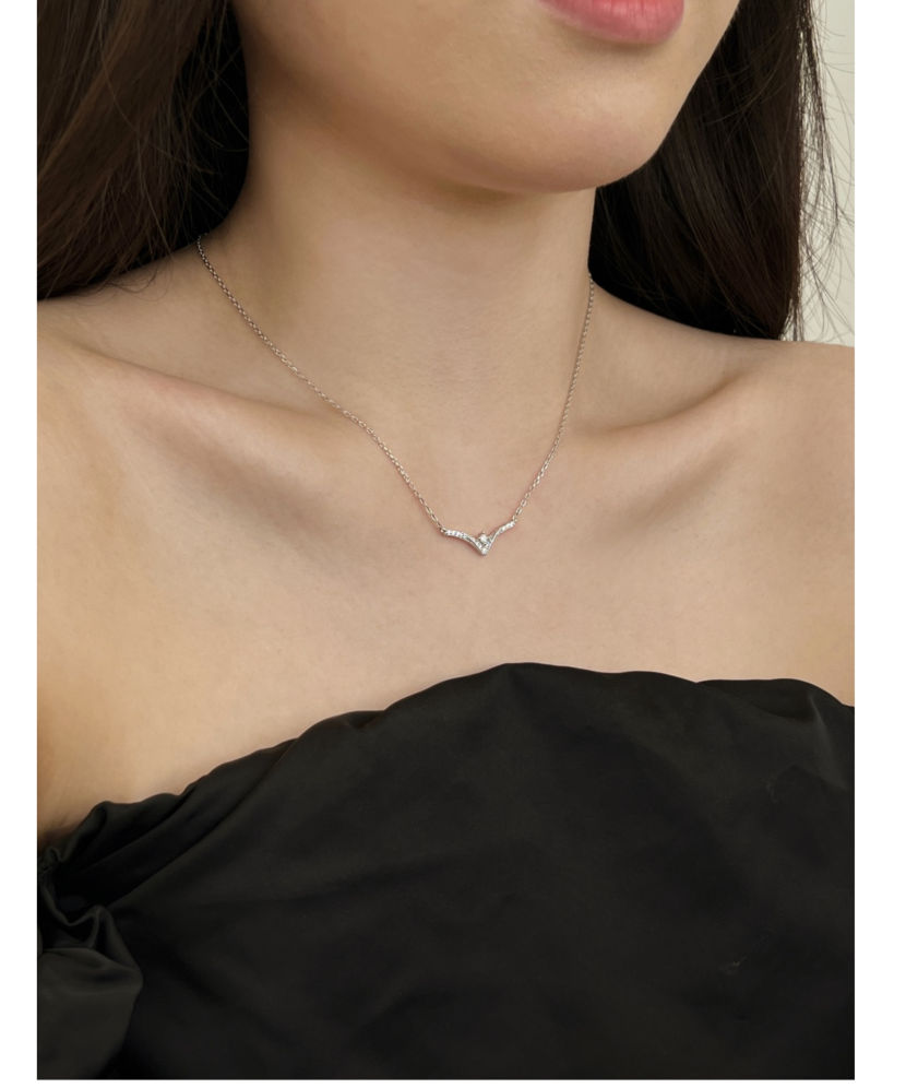 Sterling silver chain with zirconium pendant