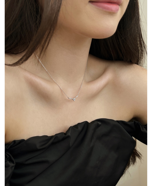 Sterling silver chain with zirconium pendant