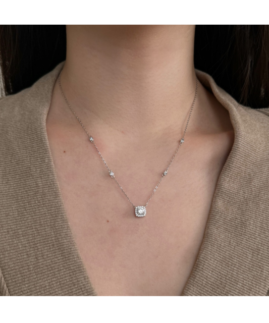 Hopeinen ketju zirkoniriipuksella