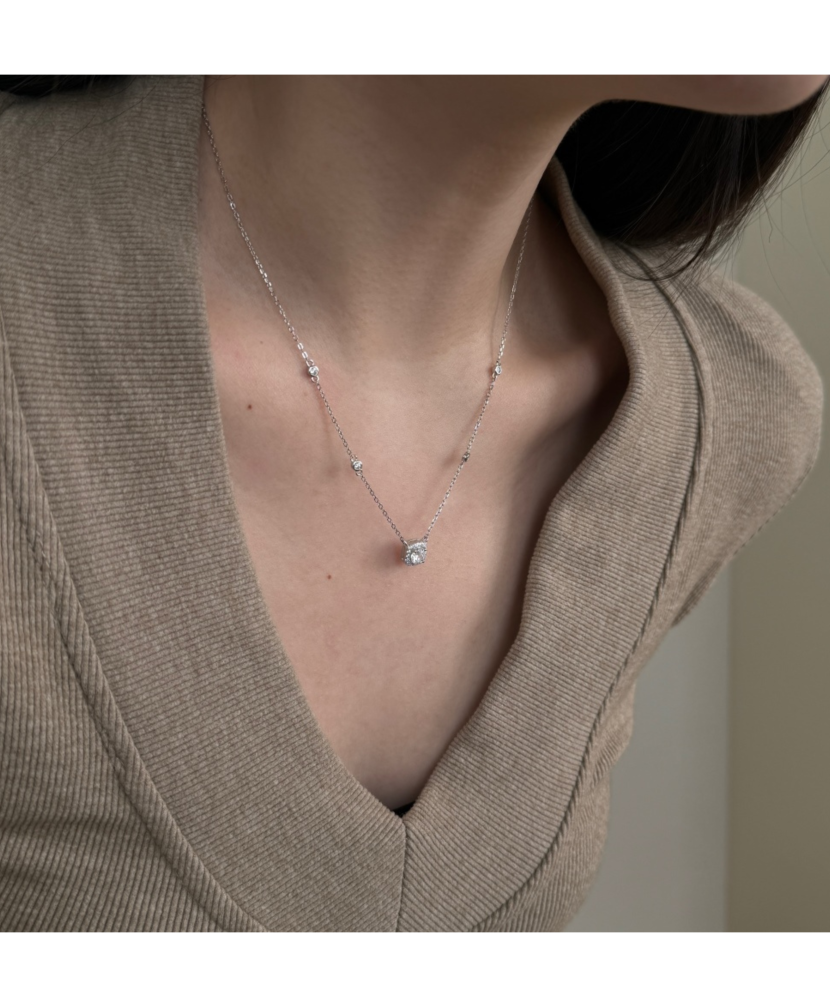 Hopeinen ketju zirkoniriipuksella