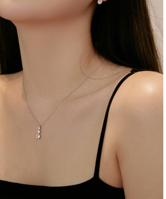 Hopeiset korvakorut zirkoneilla