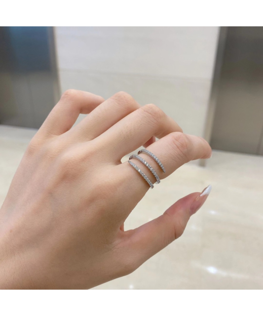 Sterling silver ring with zircons