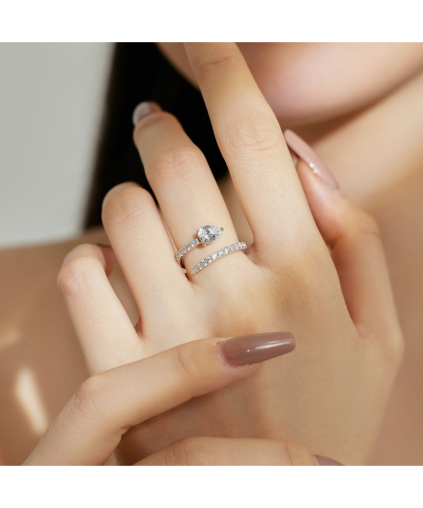 Sterling silver ring with zircons