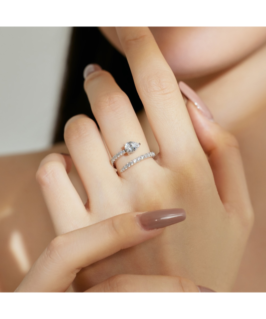 Sterling silver ring with zircons