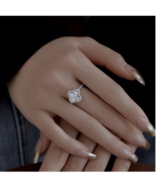 Sterling silver ring with zircons