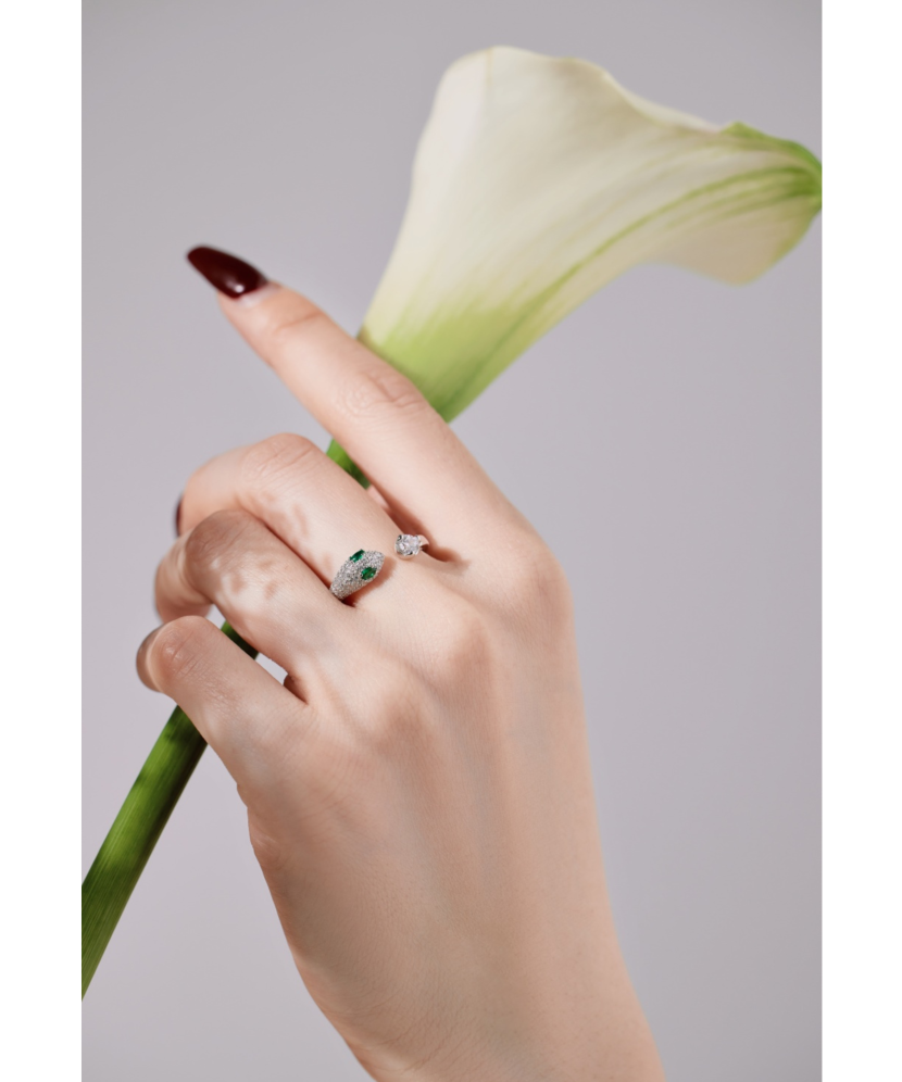 Sterling silver ring with zircons