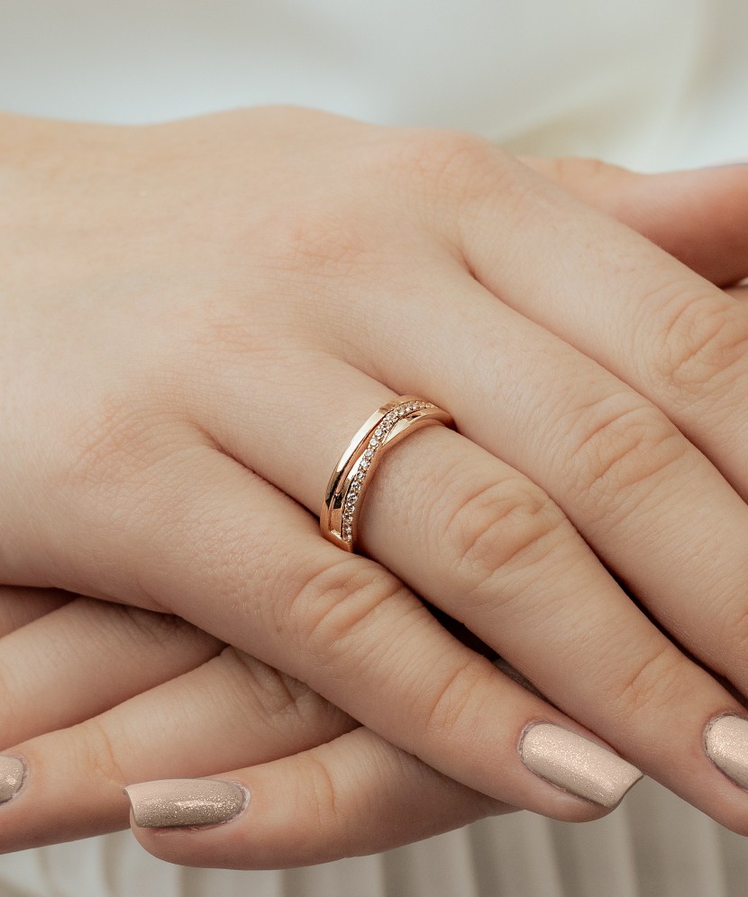 Gold ring with zircons