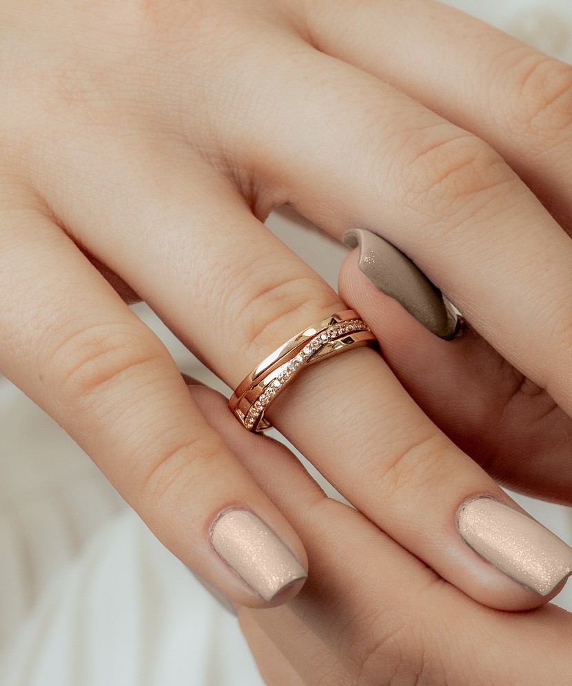 Gold ring with zircons